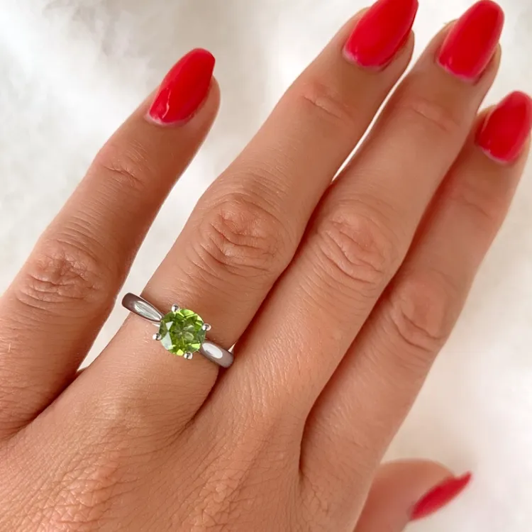 grön peridot solitärring i 14 karat vitguld 1,27 ct