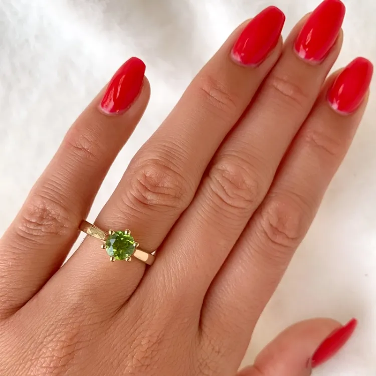 grön peridot solitärring i 14 karat guld 1,27 ct