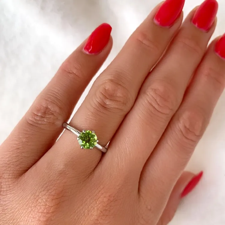 grön peridot solitärring i 14 karat vitguld 1,27 ct