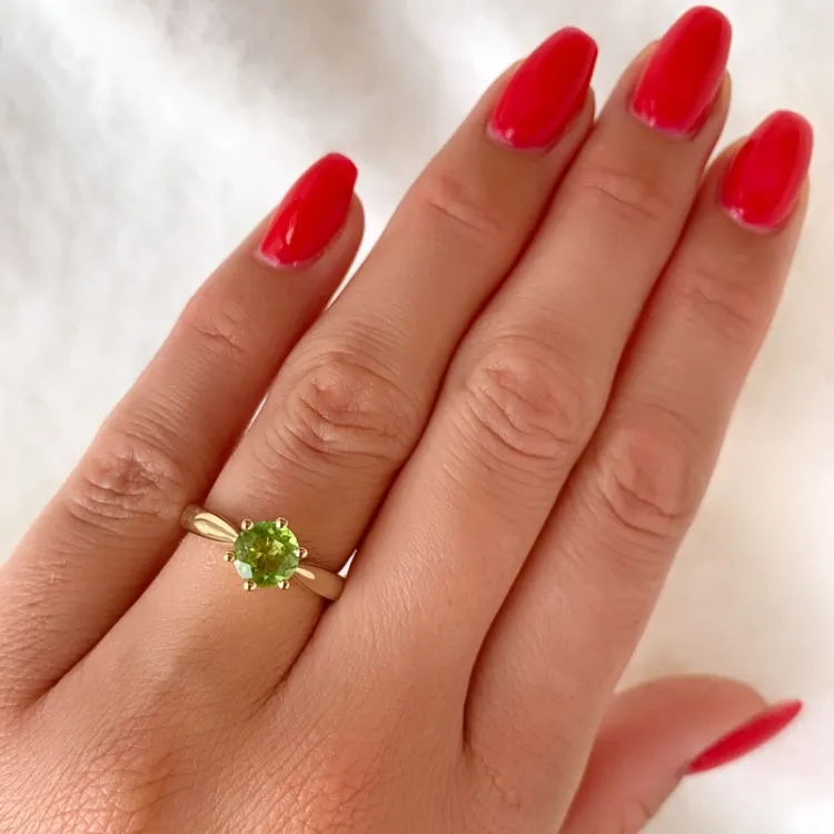 grön peridot solitärring i 14 karat guld 1,27 ct