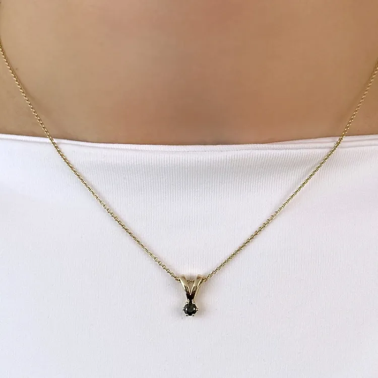 0,15 ct sort diamant solitärberlock i 14  carat guld 0,15 ct