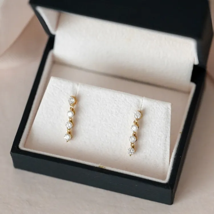 diamant örhängestift i 14 karat guld med diamant