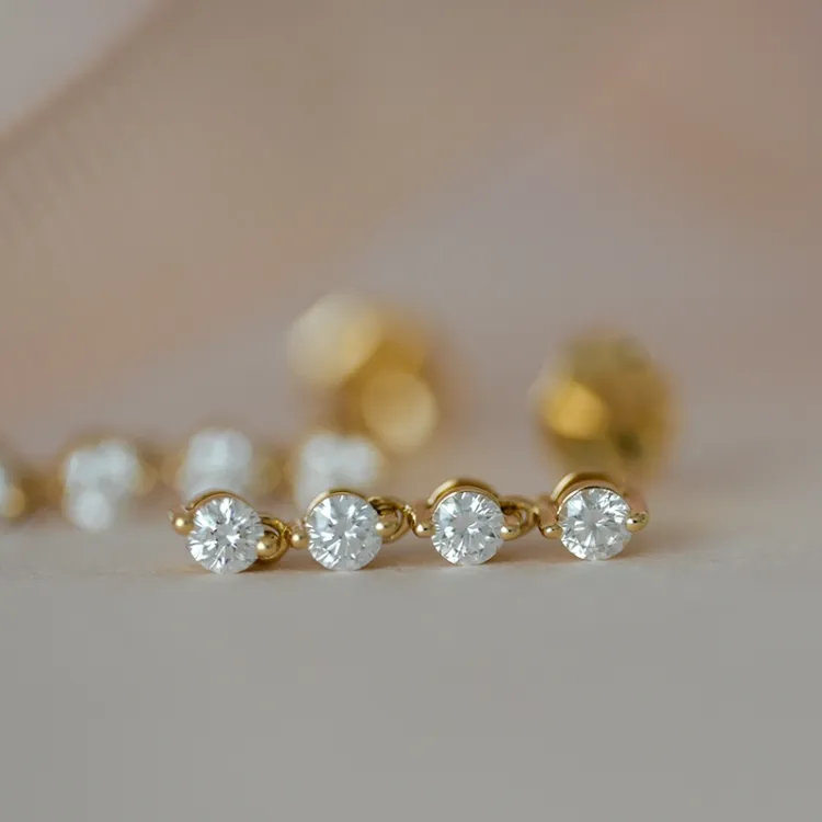 diamant örhängestift i 14 karat guld med diamant