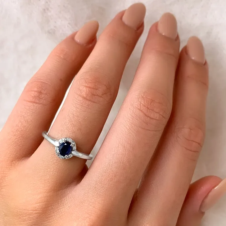 oval safir ring i 14 karat vitguld