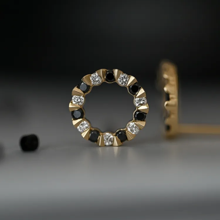runda svarta diamant örhängestift i 14 karat guld med diamant och svart diamant 