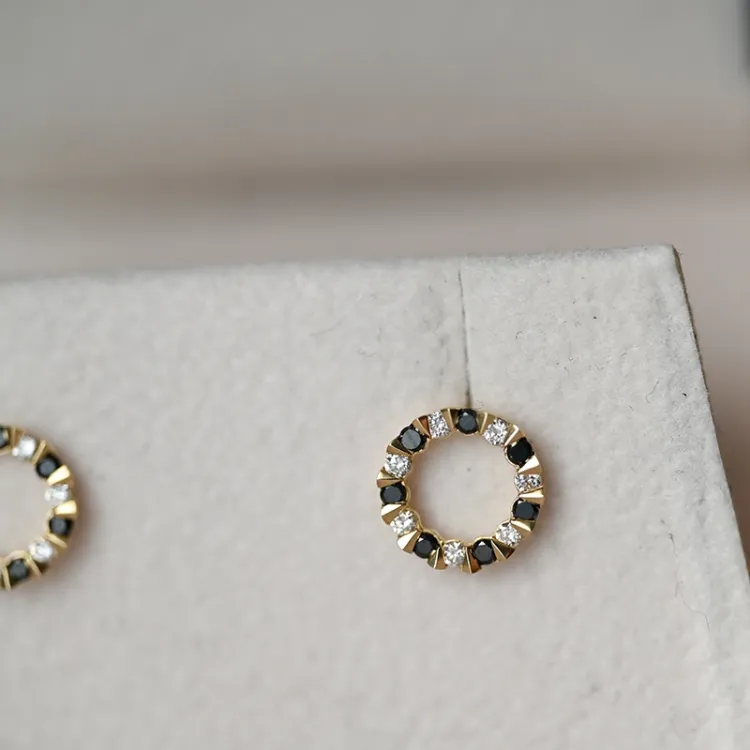 runda svarta diamant örhängestift i 14 karat guld med diamant och svart diamant 