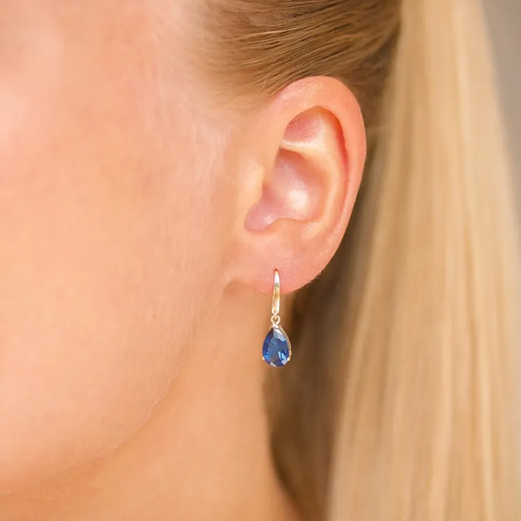droppformad örhängen i 9 karat guld med syntetisk safir och zirkon - Gold Collection