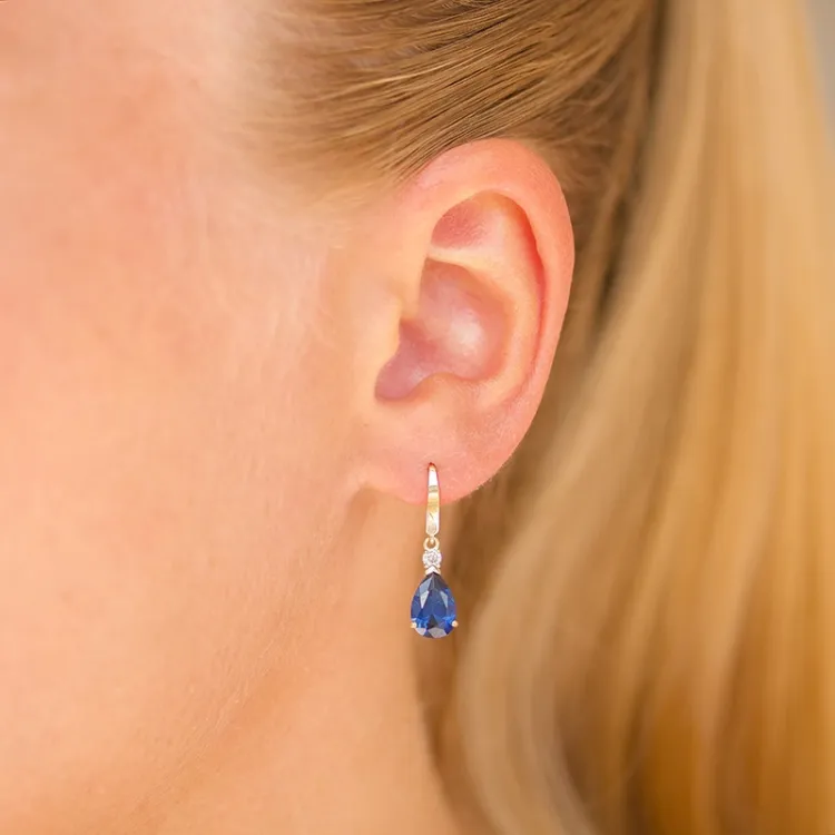 droppformad örhängen i 9 karat guld med syntetisk safir och zirkon - Gold Collection