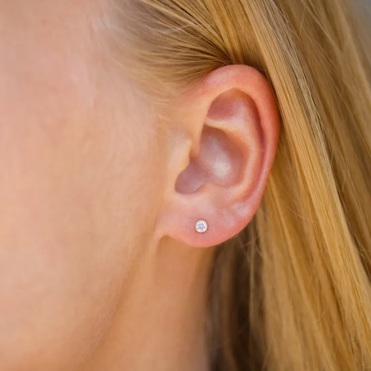 3 mm runda örhängestift i 9 karat guld med zirkon - Gold Collection