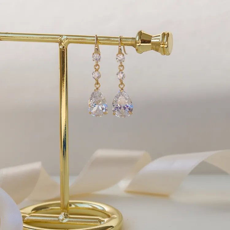 droppe örhängen i 9 karat guld med zirkon - Gold Collection