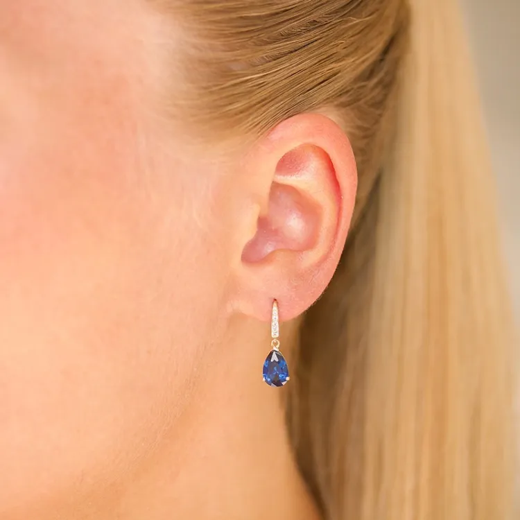 droppformad örhängen i 14 karat guld med syntetisk safir och zirkon - Gold Collection