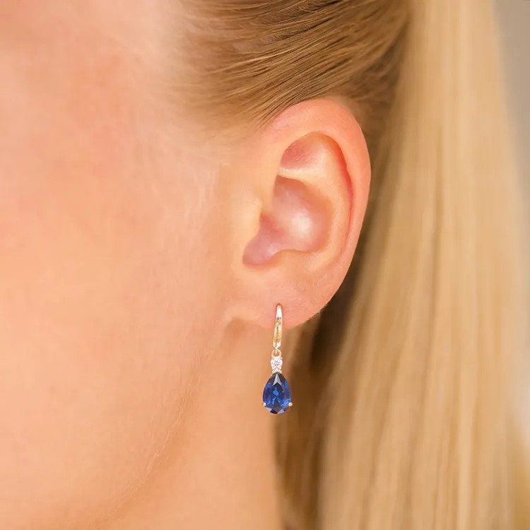 droppformad örhängen i 14 karat guld med syntetisk safir och zirkon - Gold Collection