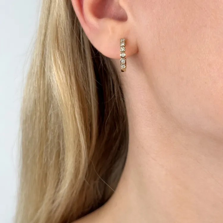 16 mm briljant creol i 14 karat guld med diamant