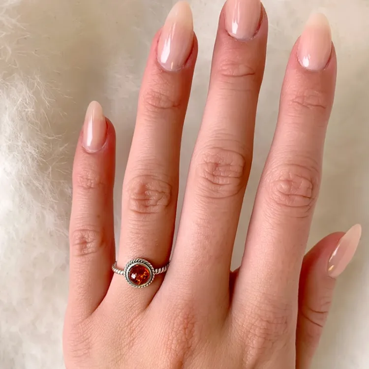 bärnsten ring i oxiderat sterlingsilver