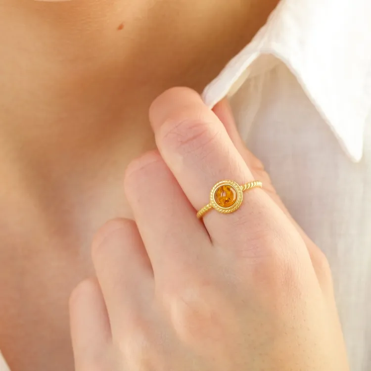 Smal bärnsten ring i förgyllt silver