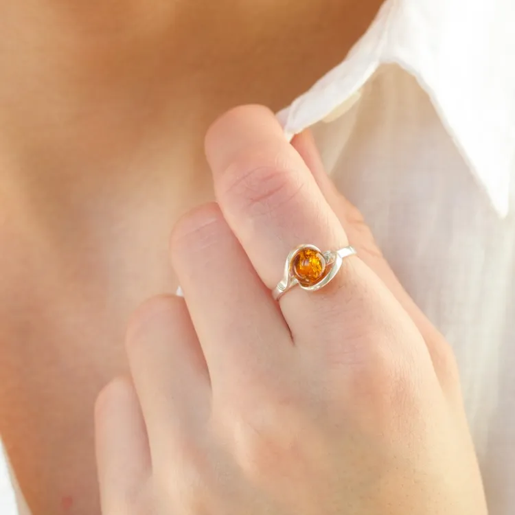 Oval bärnsten ring i silver