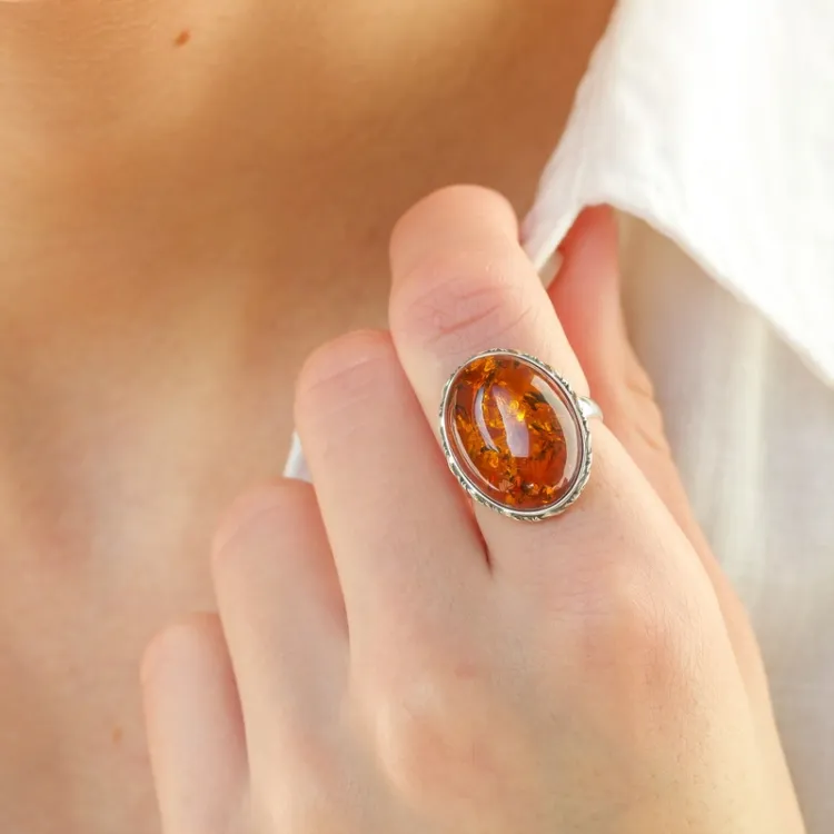 Oval bärnsten ring i oxiderat sterlingsilver