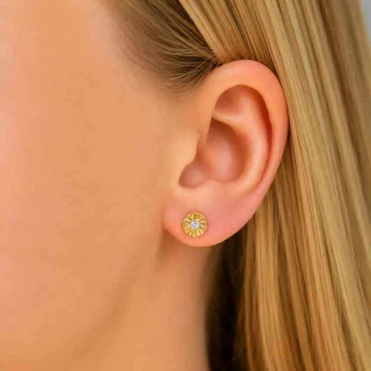 sol örhängen i förgyllt silver med lab grown diamant 