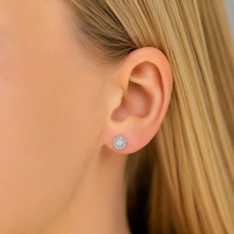 sol örhängen i rhodinerat silver med lab grown diamant 
