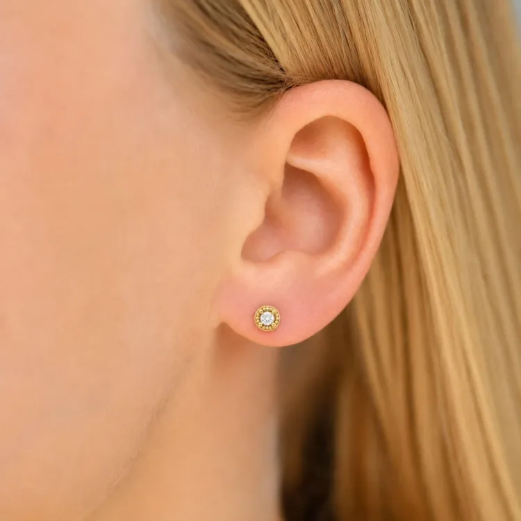 solitäreörhängestift i förgyllt silver med lab grown diamant 