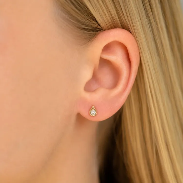 droppe solitäreörhängestift i förgyllt silver med lab grown diamant 