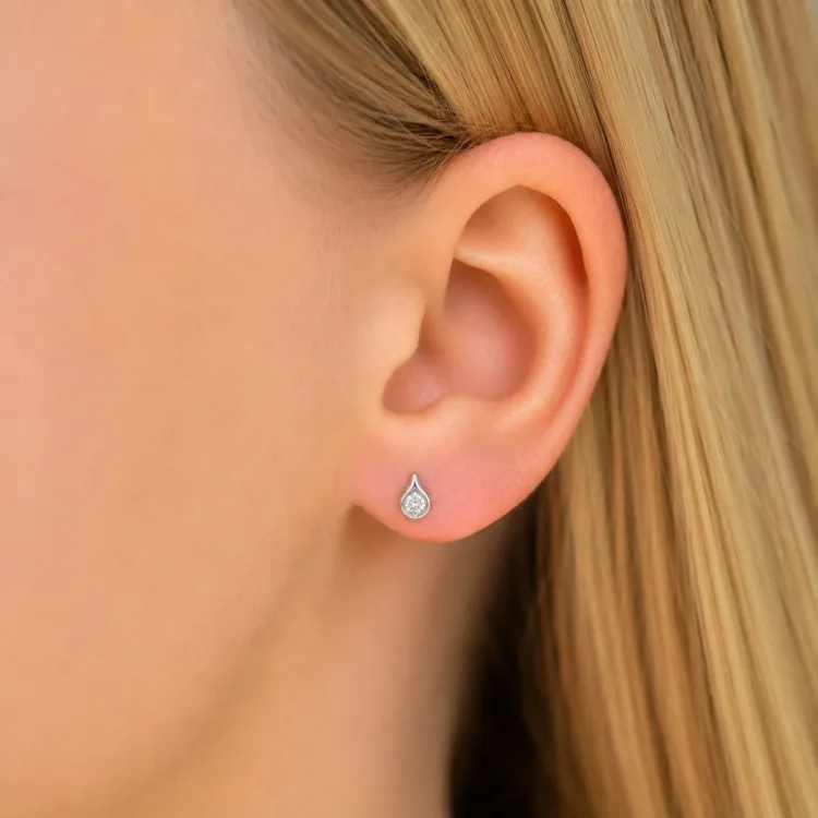 solitäreörhängestift i rhodinerat silver med lab grown diamant 