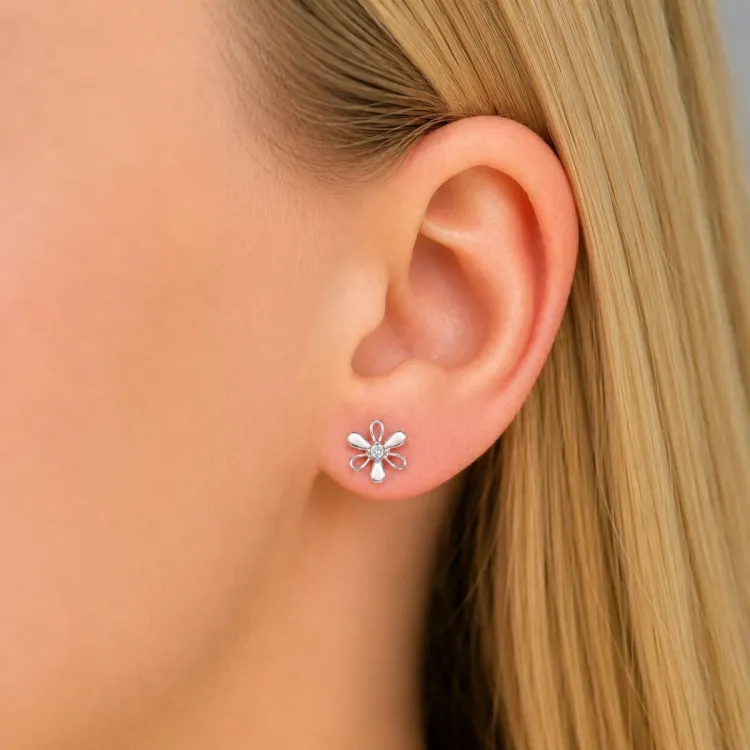 blommor örhängen i rhodinerat silver med lab grown diamant 