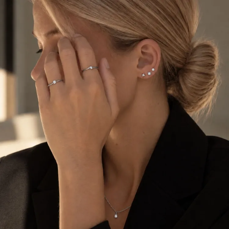 runda örhängen i rhodinerat silver med lab grown diamant 