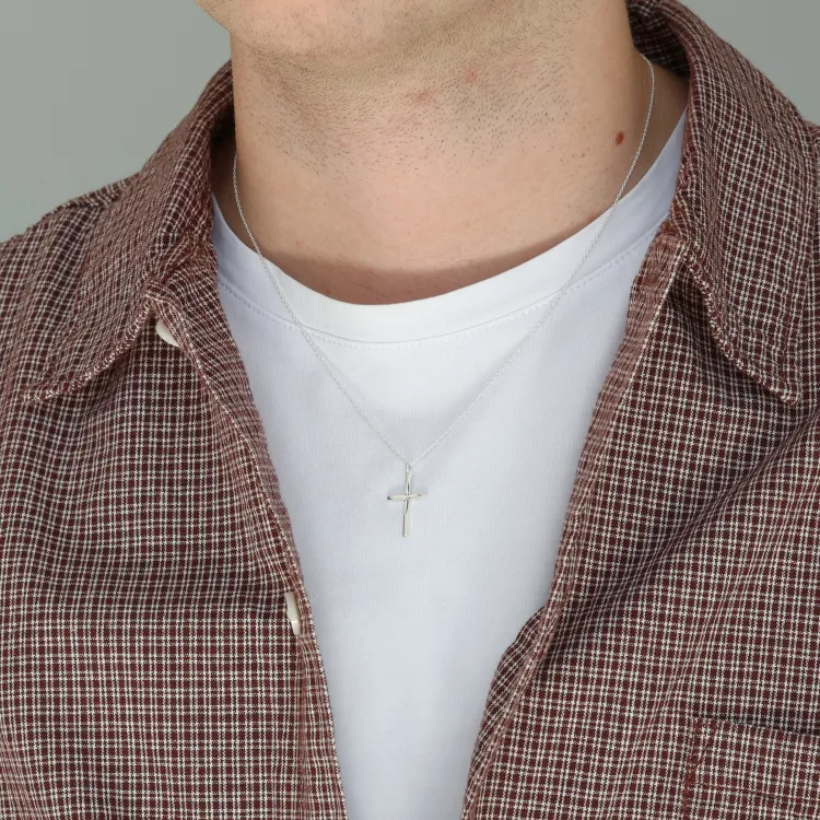 kors halsband i silver med hängen i silver