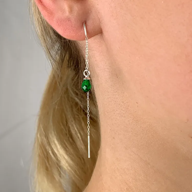 smaragd glas kedja örhängen i silver - Loom Stones
