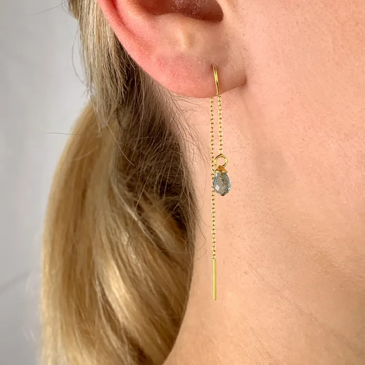 blå topas glas kedja örhängen i förgyllt silver - Loom Stones