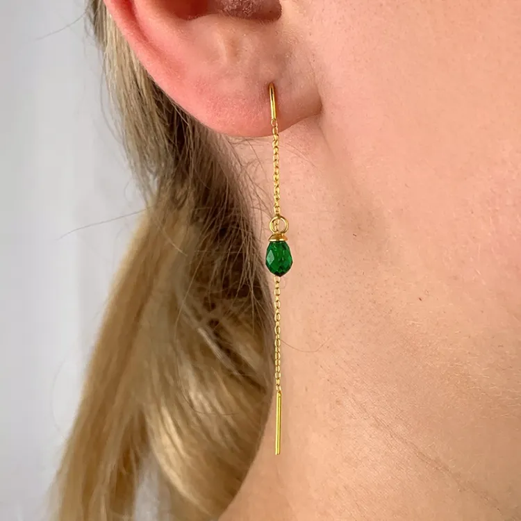smaragd glas kedja örhängen i förgyllt silver - Loom Stones