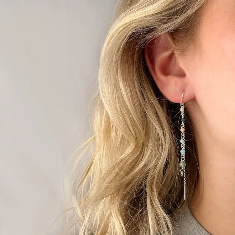 långa multifärgade kedja örhängen i silver - Loom Stones