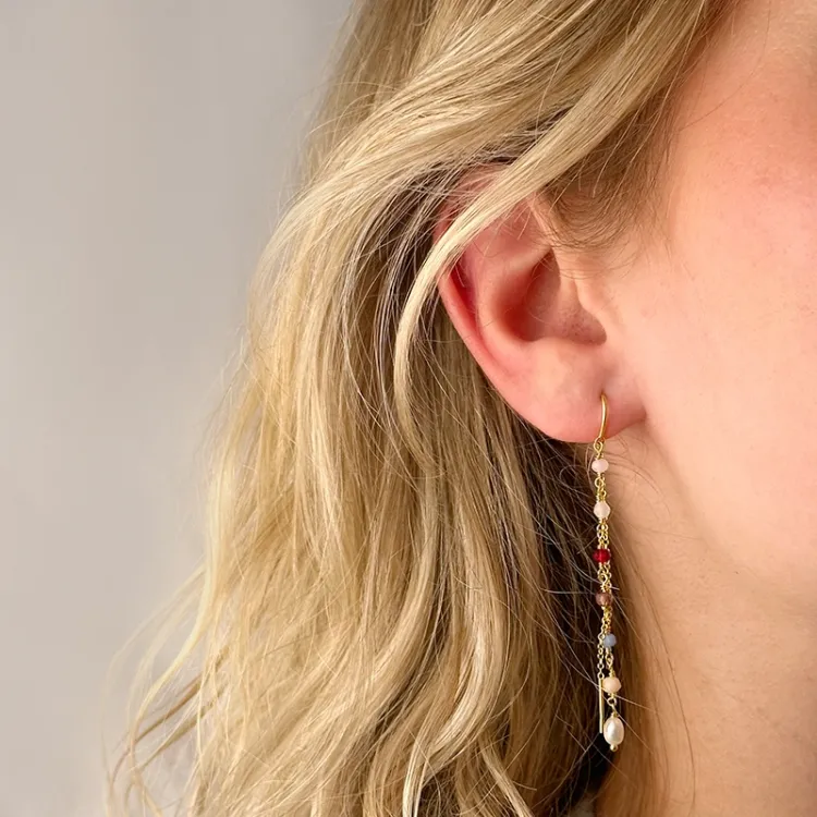 långa multifärgade kedja örhängen i förgyllt silver - Loom Stones