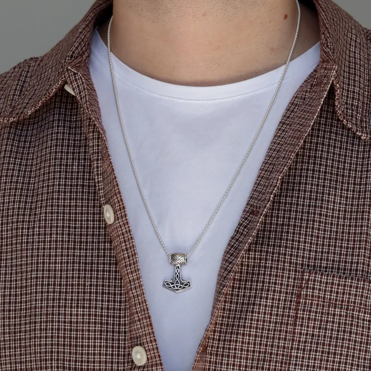 Tors hammare hängen i oxiderat sterlingsilver