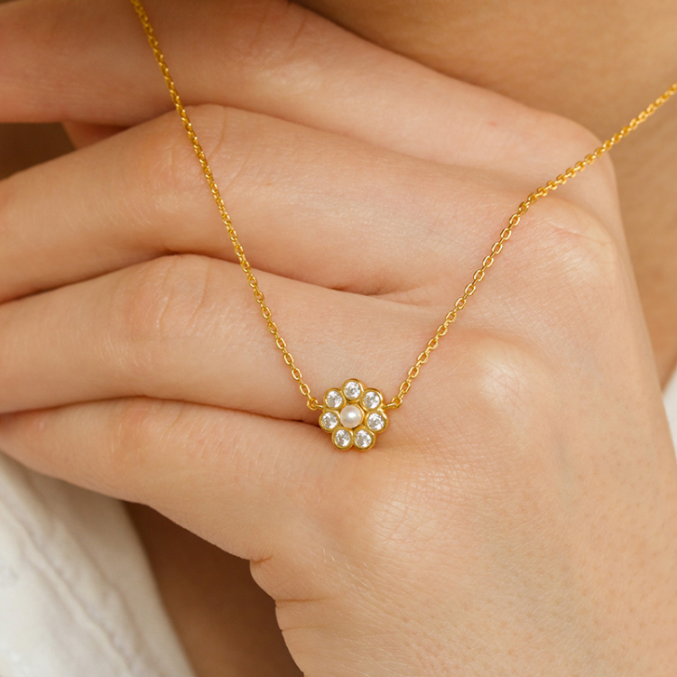 Hultquist Aya blomma halsband i förgyllt silver vit zirkon