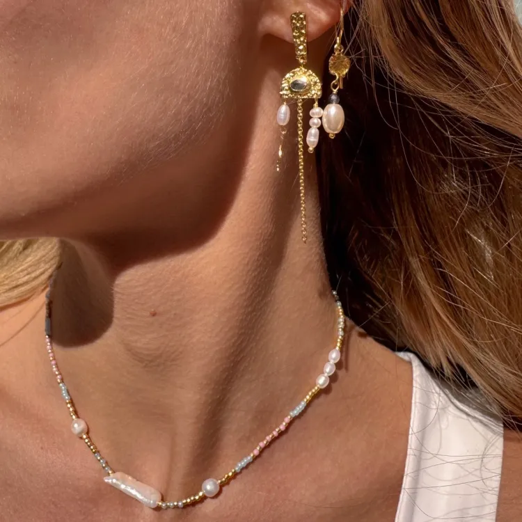 Hultquist halsband i förgyllt silver blå sten rosa sten