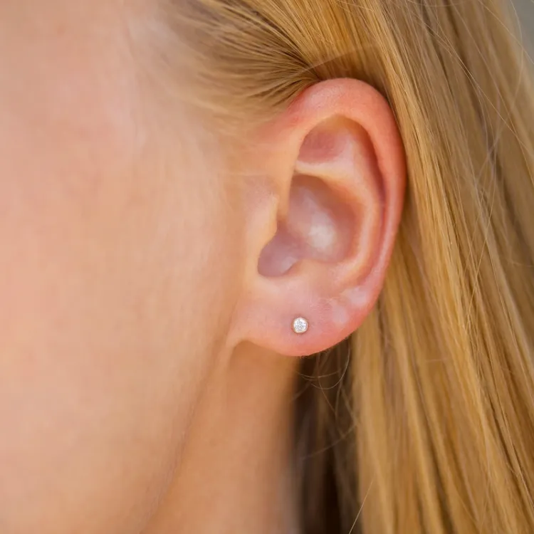 2,5 mm rund helix piercing i 9 karat guld med zirkon - Gold Collection