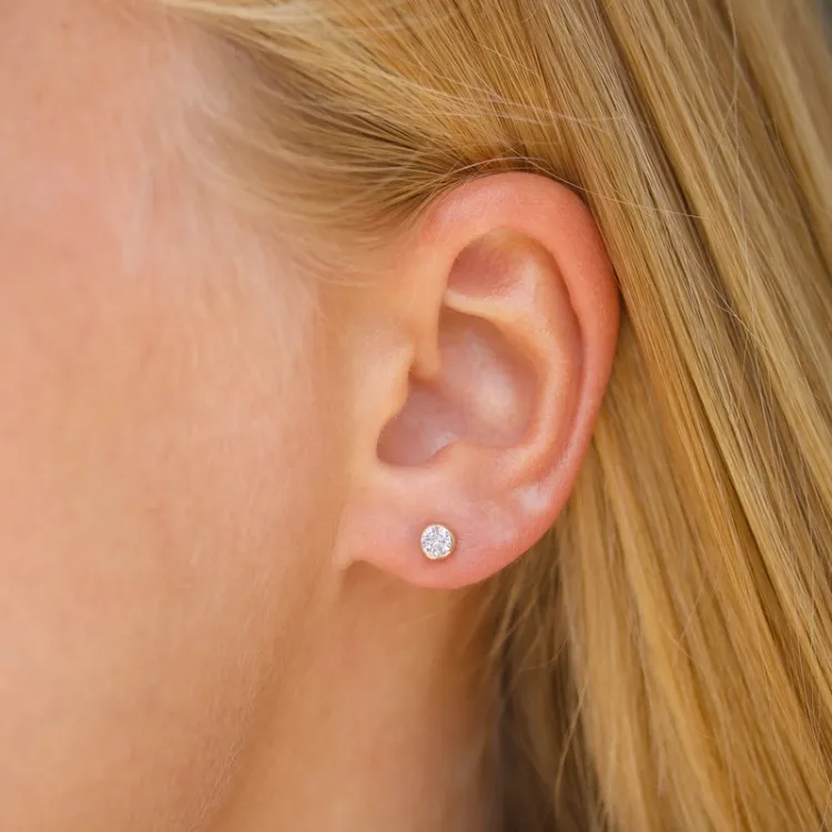 4 mm örhängestift i 9 karat guld med zirkon - Gold Collection