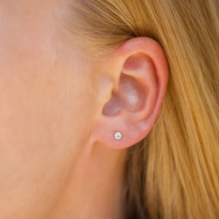 3 mm örhängestift i 9 karat guld med zirkon - Gold Collection