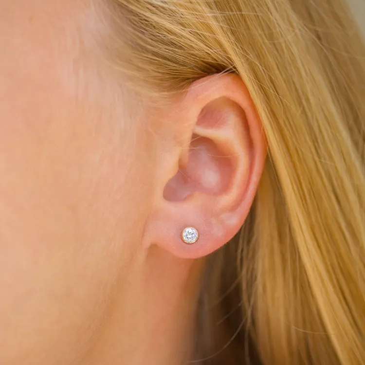4 mm örhängestift i 9 karat guld med zirkon - Gold Collection