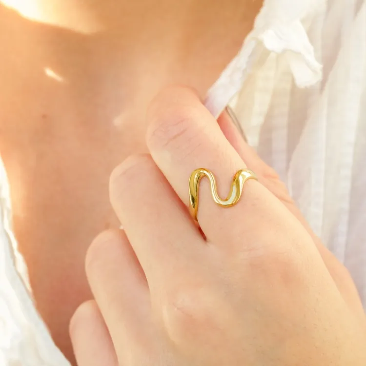 Khaai Studio Wave justerbar ring i förgyllt stål