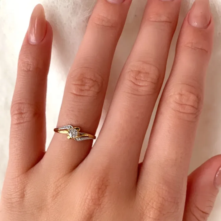 Kollektionsprov zirkon ring i 9 karat guld med 9 karat vitguld