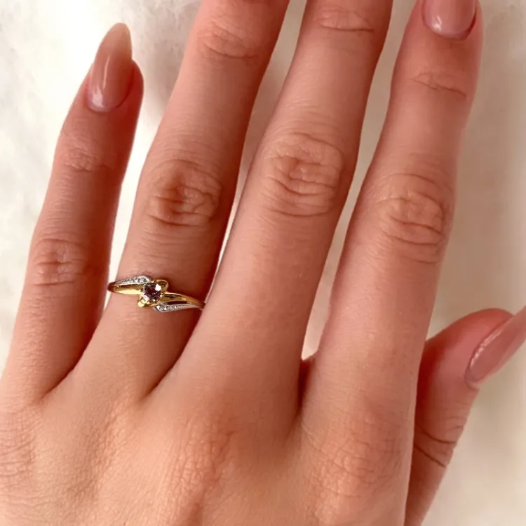 äkta  lila ametist ring i 9 karat guld med 9 karat vitguld