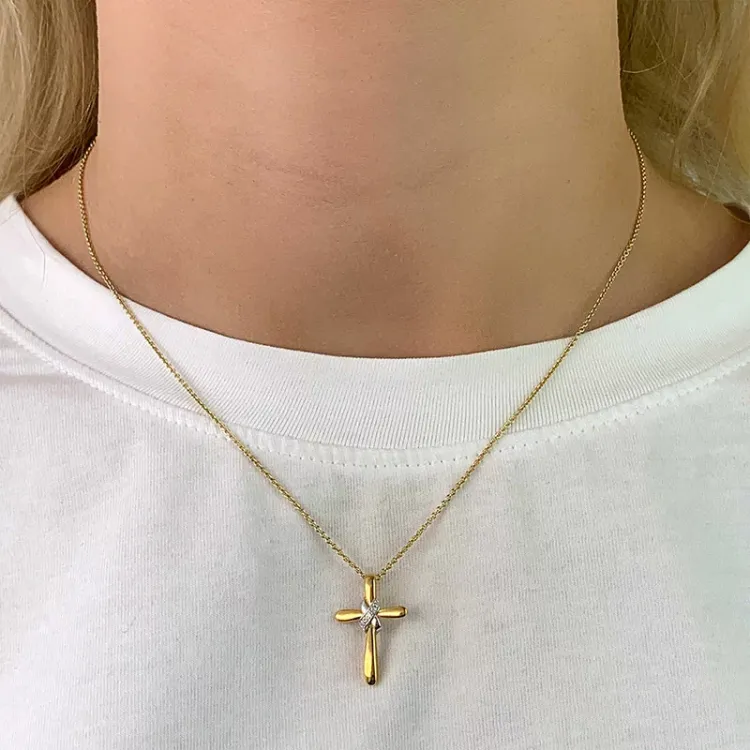 kors hängen i 9 karat guld med rhodium