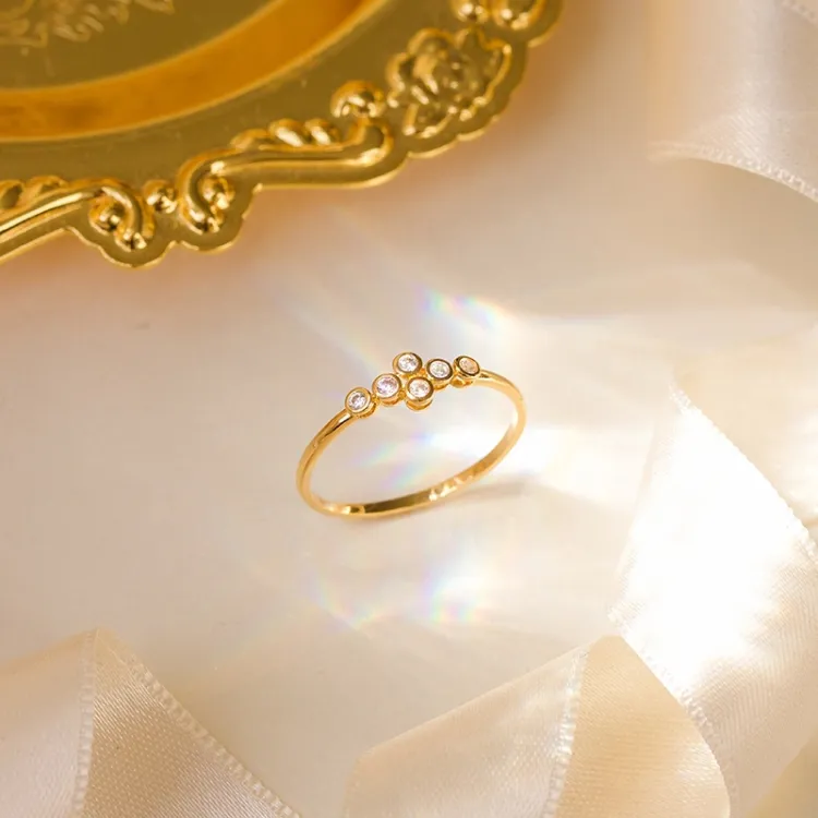 vit zirkon guldring i 9 karat guld - Gold Collection
