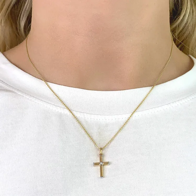 kors hängen i 9 karat guld med rhodium