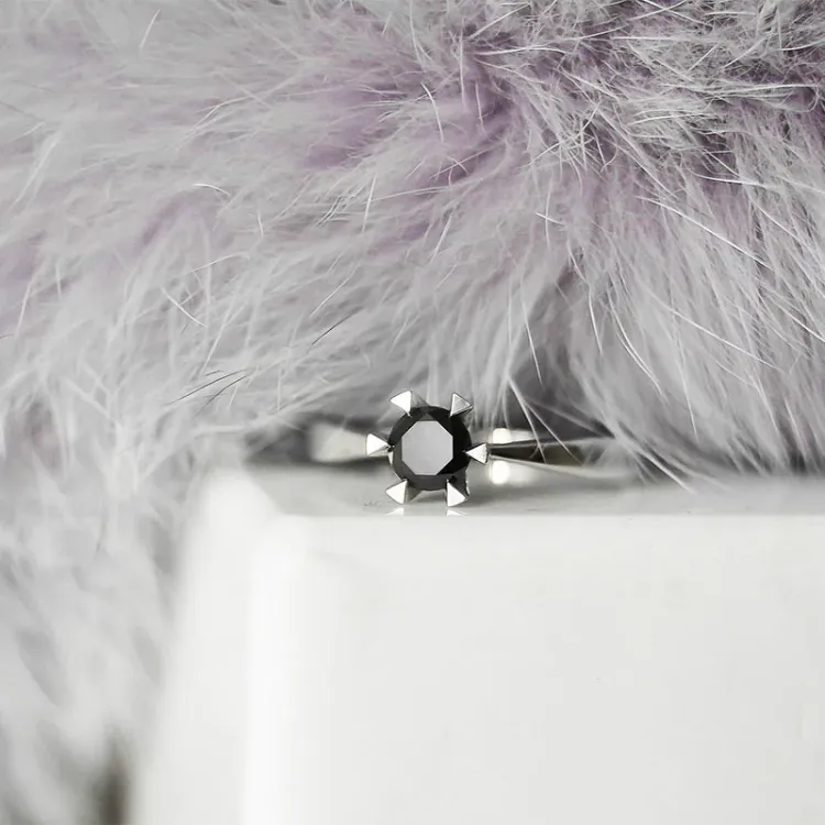 0,50 ct sort diamant solitärring i 14  karat vitguld 0,50 ct