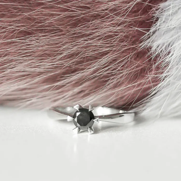 0,50 ct sort diamant solitärring i 14  karat vitguld 0,50 ct