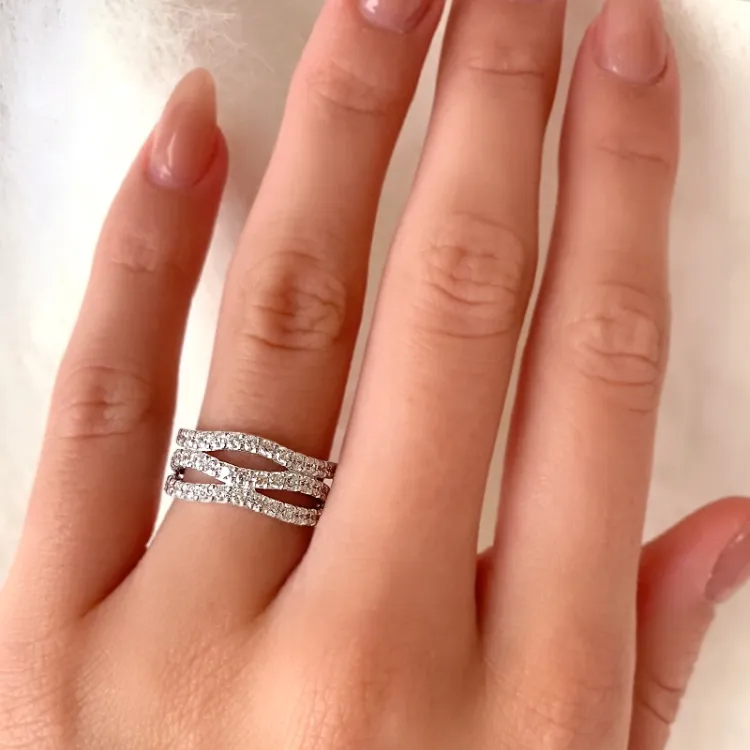 Abstrakt ring i 8 karat vitguld